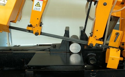 信丰数控带锯床自动送料精度会出现偏差吗？