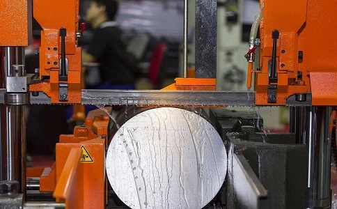 信丰立式金属带锯床切削出现跑带故障解决方法！